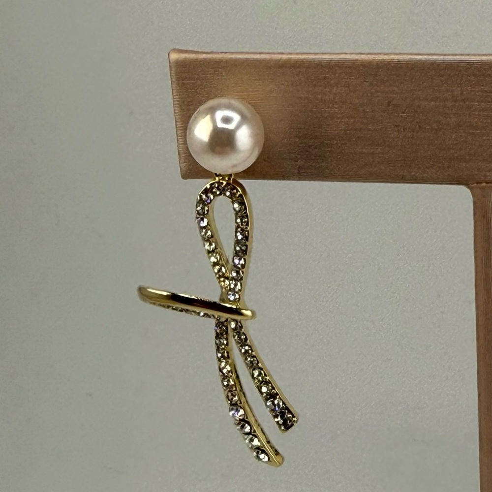 CZ & Pearl Drop Earrings NEW! Gold In Color Perfect For Any Occasion - Picture 4 of 9